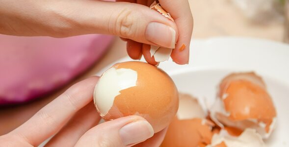 Miniatura: Obieranie gotowanych jajek idzie mi jak z...