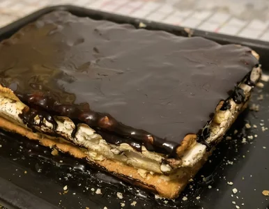 Miniatura: Dwa blaty, krem i polewa. To ciasto jest...