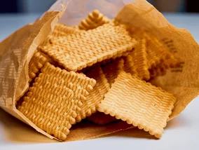 Miniatura: Kładę herbatniki i robię krem z 2...