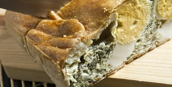 Miniatura: Do tej tarty wbijam jajka. Po przekrojeniu...