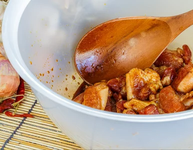 Miniatura: Wystarczą 3 łyżeczki. Moczę w tym mięso...