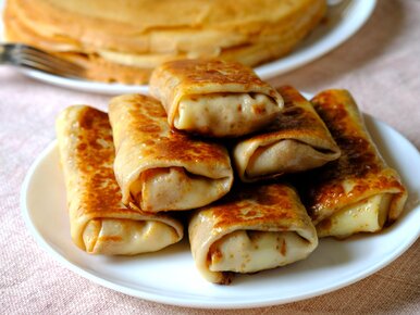 Miniatura: Smażę cienkie naleśniki i napełniam...