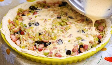 Miniatura: Na gotowe ciasto kładę parę składników i...