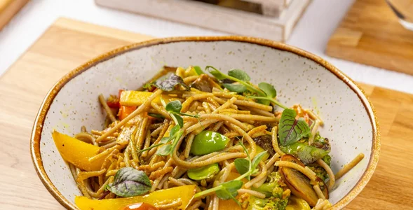 Miniatura: Z makaronu i paru warzyw szykuję...