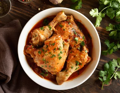 Miniatura: Babcia dusiła kurczaka właśnie tak. Mięso...