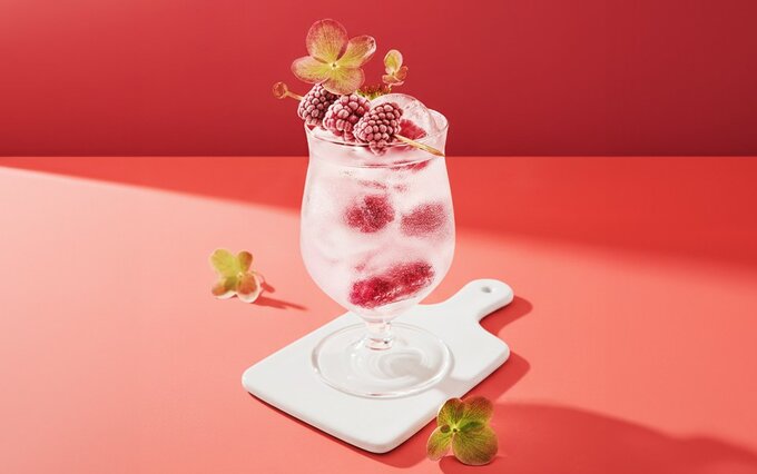 Drink z malinami w ozdobnej szklance i przybraniem