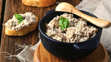 Miniatura: Gotowane jajka, jedna puszka i widelec....