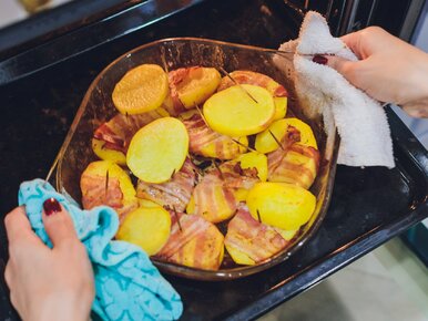 Miniatura: Kroję ziemniaki i owijam aromatycznymi...
