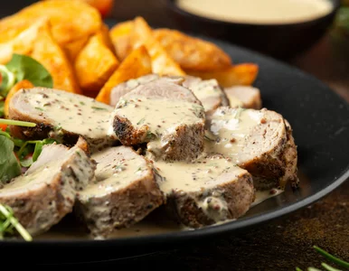 Miniatura: Polędwiczkę wieprzową podaję w wyrazistym...