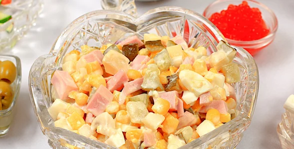 Miniatura: Do tej świątecznej sałatki biorę garnek,...