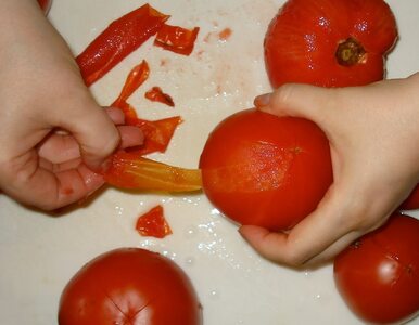 Miniatura: Jak szybko obrać pomidor ze skórki?...