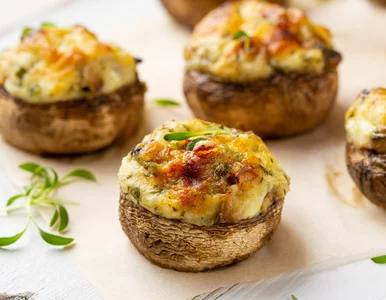 Miniatura: Kapelusze pieczarek napełniam prostym...