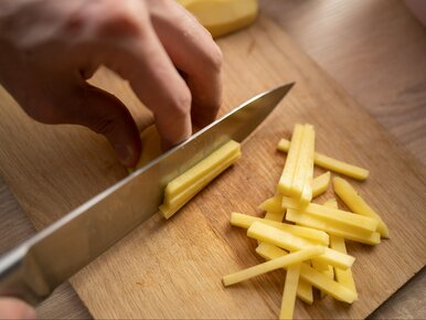 Miniatura: Kroję ziemniaki w cienkie słupki i wrzucam...