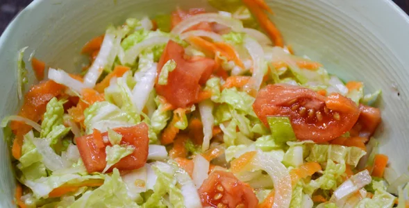 Miniatura: Szatkuję kapustę pekińską i dokładam trzy...