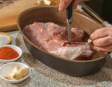 Miniatura: Do nakłutego mięsa wkładam aromatyczny...