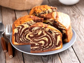 Miniatura: Wlewam dwa ciasta do jednej formy. Ten...