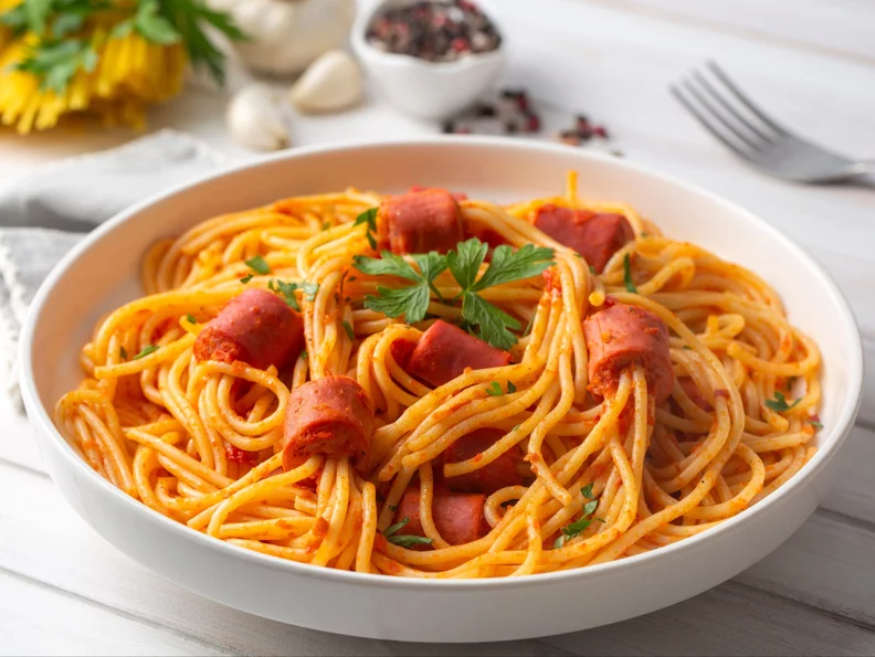 Miniatura: Przebijam parówki makaronem i wrzucam do...