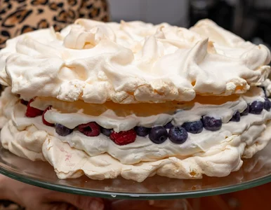 Miniatura: Domowy tort bezowy z przepisu babci...