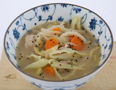 Miniatura: Zamiast makaronu w rosole wrzucam kapustę....