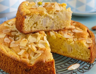 Miniatura: Kroję gruszki i mieszam z migdałami....