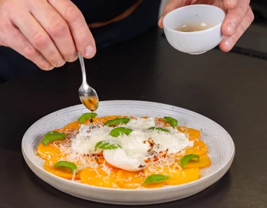 Miniatura: Kroję żółte owoce na plasterki i dodaję...