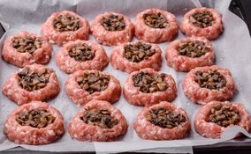 Miniatura: Z mięsa mielonego robię gniazdka z...