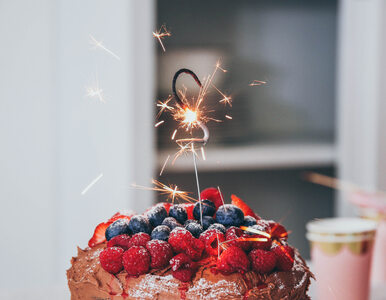 Krojenie tortu urodzinowego może być bardzo efektowne. Ten sposób...