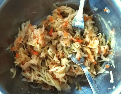 Miniatura: Do kiszonej kapusty dorzucam ten składnik....