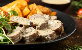 Miniatura: Polędwiczkę wieprzową podaję w wyrazistym...