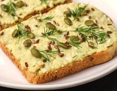 Miniatura: Blenduję proste składniki i smaruję chleb....