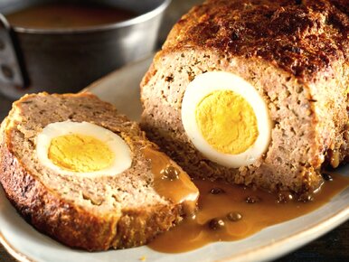 Miniatura: Jajka układam na mięsie i zwijam. Pieczeń...