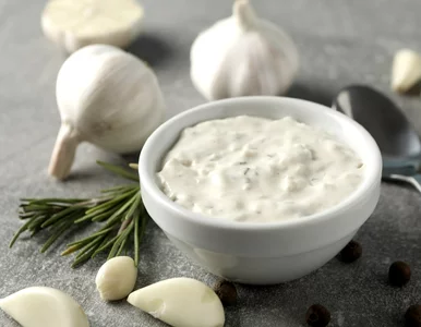 Miniatura: Ten kremowy sos pachnie obłędnie i robi...