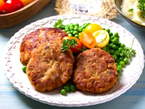 Miniatura: Filet z ryby zamieniam w kotlety. Jeden...