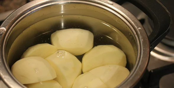 Miniatura: Większość z nas gotuje ziemniaki źle. Ta...