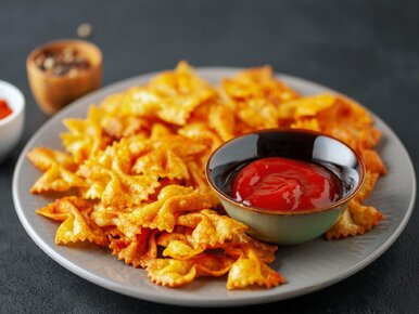 Miniatura: Ugotowany makaron wrzucam do airfryera. Po...