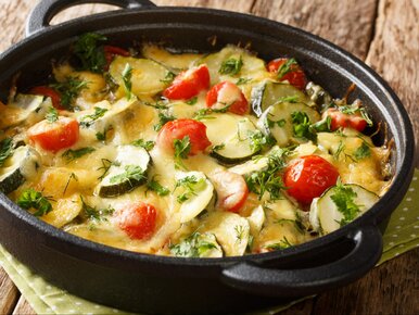 Miniatura: Kroję cukinię, posypuję prostymi...