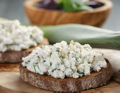 Miniatura: Rozgniatam twaróg i łączę z dwoma tartymi...