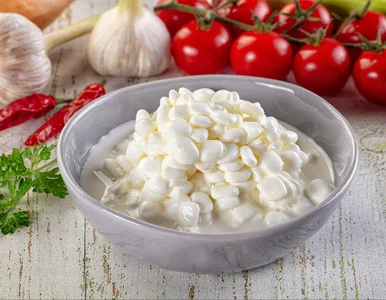 Miniatura: Leży obok twarogu i skyru, a bije je na...