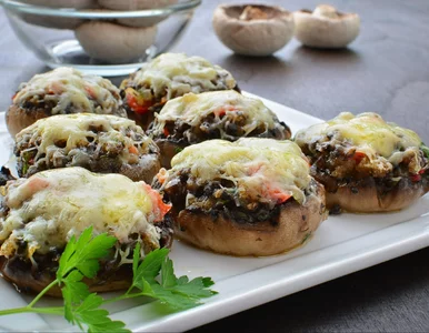 Miniatura: Faszeruję pieczarki boczkiem i serem. Ta...